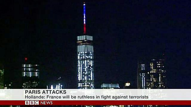 چراغ های برج تجارت جهانی در نیویورک برای همدردی با خانواده قربانیان اقدام تروریستی در پاریس به رنگ پرچم فرانسه در آمد