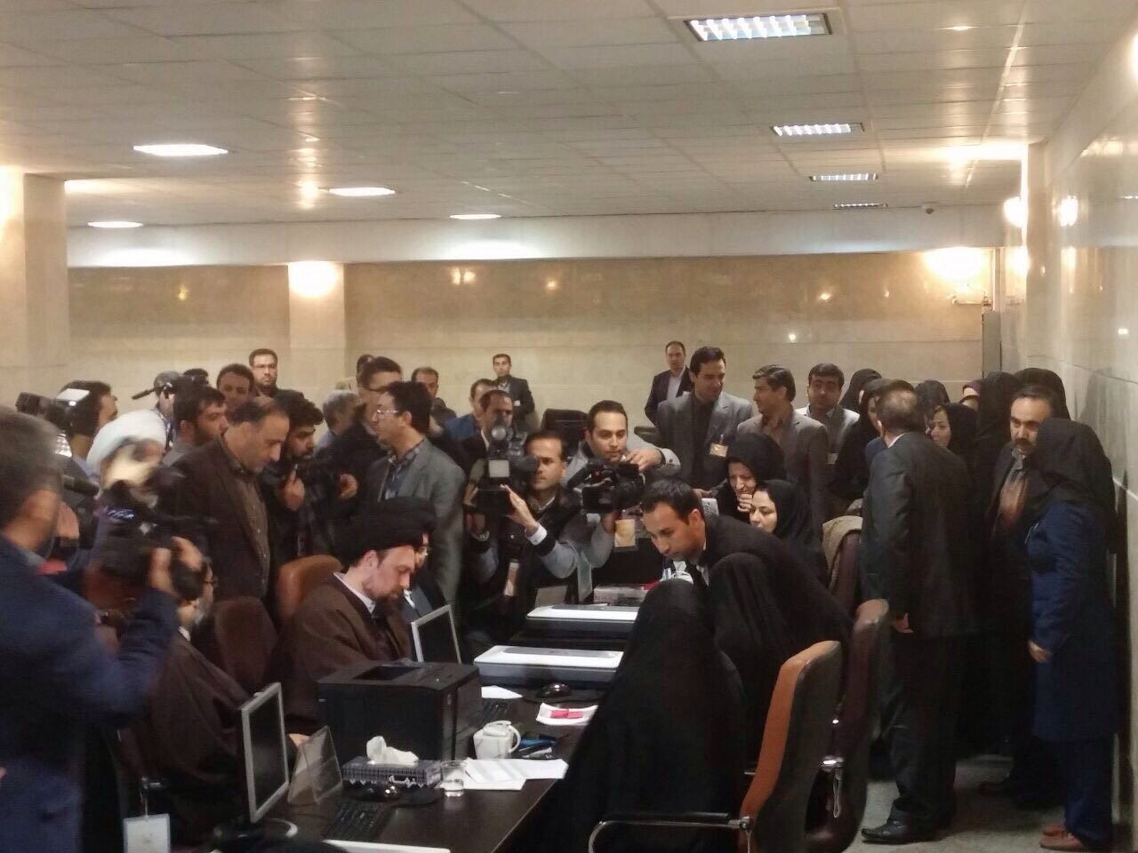 سید حسن خمینی برای انتخابات خبرگان ثبت نام کرد (+عکس)