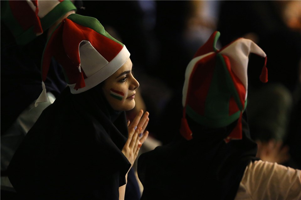 توجه عکاس سایت جهانی والیبال به بانوان تماشاگر والیبال(+گزارش تصویری)