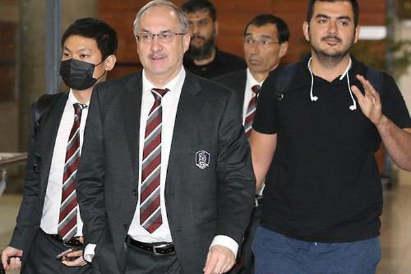 ورود بازیکنان کره به تهران با ظاهری عجیب (+عکس)