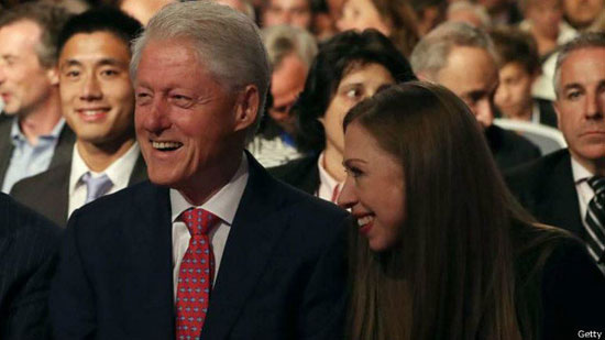 دختر و همسر در حین تماشای مناظره هیلاری (عکس)