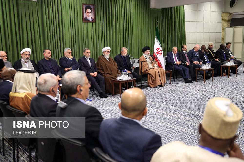 مقام معظم رهبری: سعودی&zwnj;ها در حال خیانت به امت اسلامی هستند/ نگذاریم برای رژیم صهیونیستی حاشیه امن درست شود/ غلط زیادی امریکا درباره قدس به سرانجام نمی&zwnj;رسد