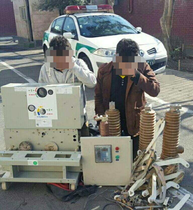 دستگیری سارقان تجهیزات برق بزرگراه بعثت (+عکس)