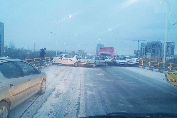 تصادف زنجیره&zwnj;ای ۳۰ خودرو در همدان (عکس)