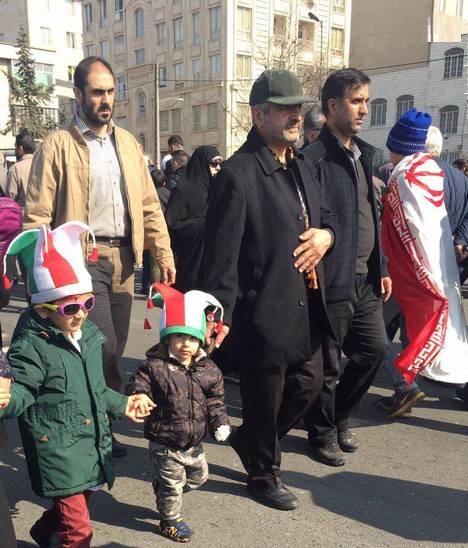 فرمانده سپاه و نوه&zwnj;هایش در راهپیمایی 22 بهمن (عکس)