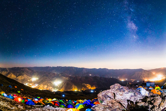 جشن اتریشی&lrm;ها روی قله دماوند