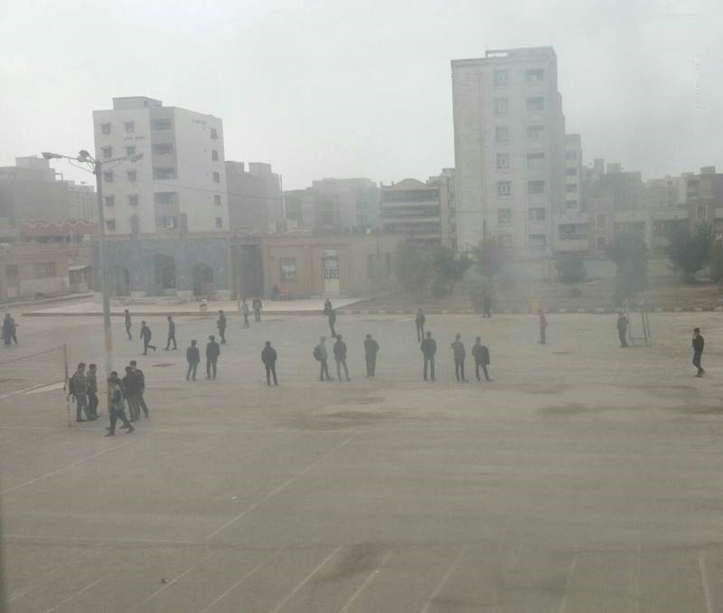 زنگ تفریح دانش&zwnj;آموزان در هوای این روزهای اهواز (عکس)