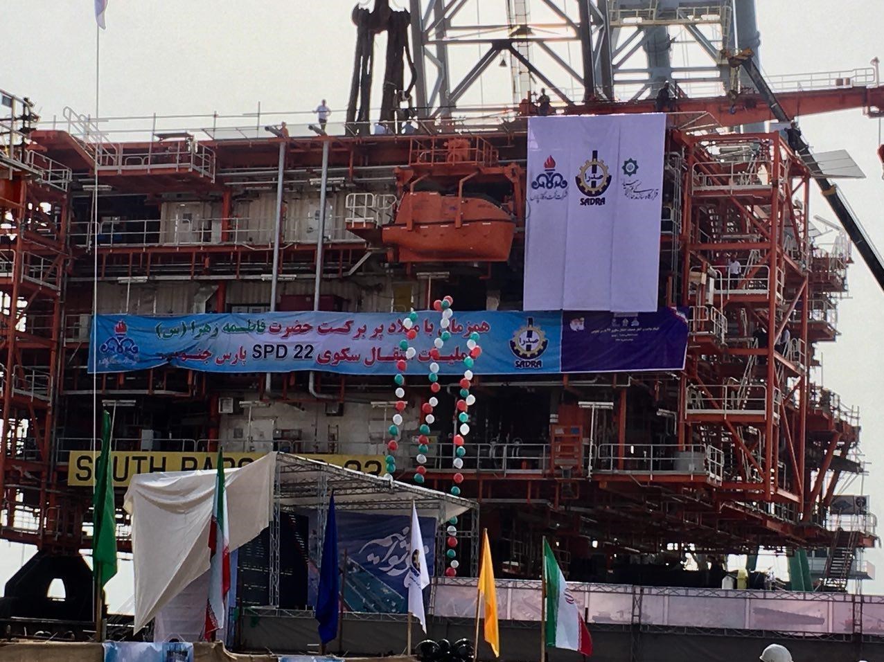 انجام عملیات بارگیری و انتقال اولین سکوی فاز ۲۲ پارس جنوبی توسط قرارگاه خاتم&zwnj;الانبیا (+ عکس)