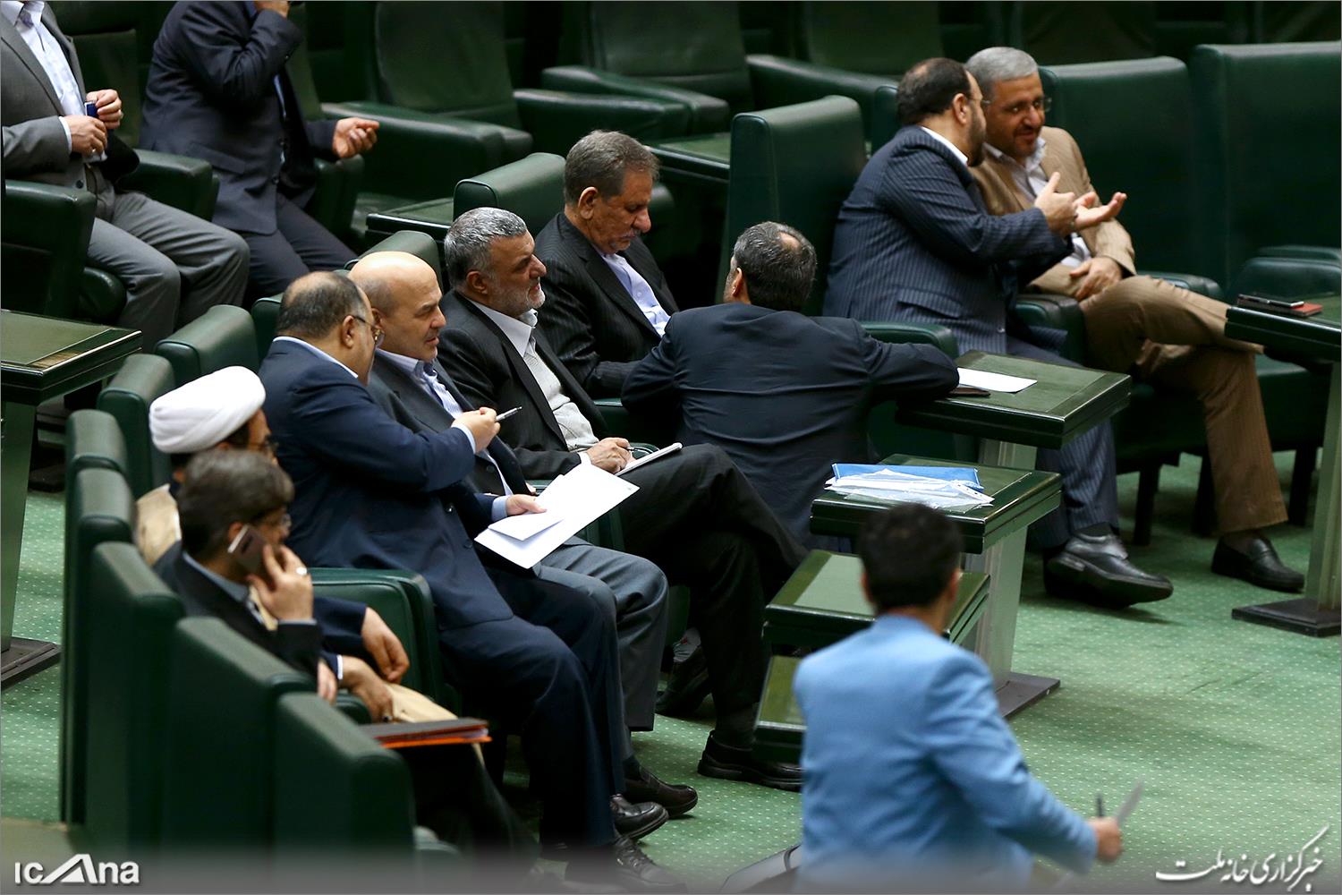 دولتیها دقیقا در مجلس چه میکنند؟ دولتیها دقیقا در مجلس چه میکنند؟