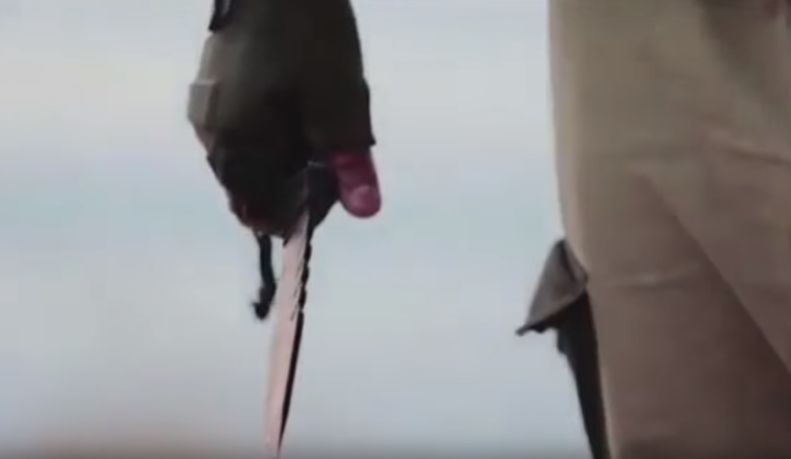 داعش یک افسر روس را سر برید