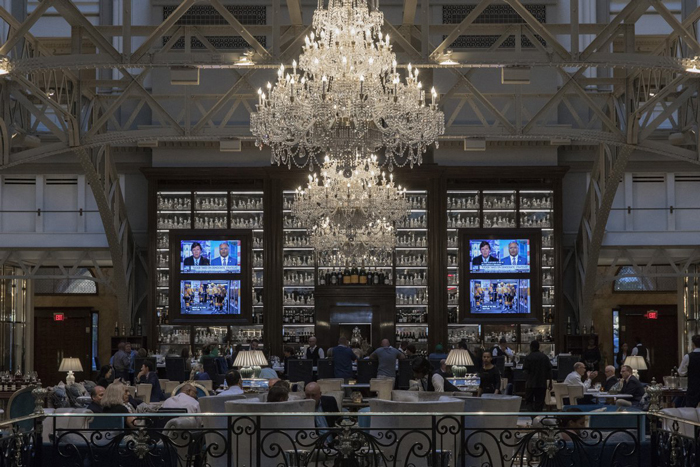 اقامت دیپلمات ها و تاجران خارجی در هتل لوکس ترامپ در واشنگتن