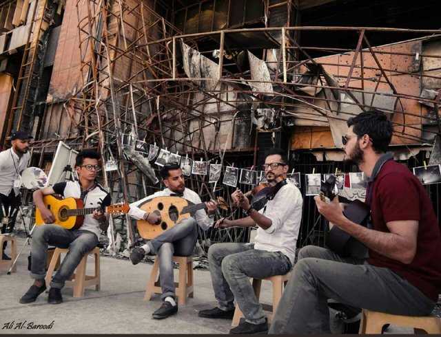 ساز زدن در میان مخروبه‌های موصل (+عکس)