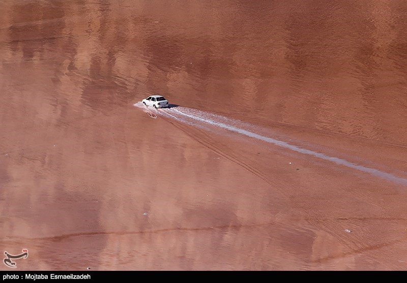 پراید وسط دریاچه ارومیه (عکس)