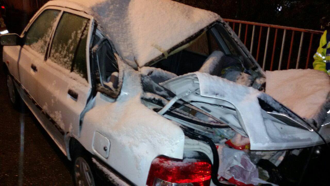 سقوط سنگ در جاده هراز روی پراید/ 1 کشته و 1 زخمی