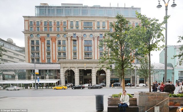 ریخت و پاش ملک سلمان در سفر به مسکو/ از پله برقی طلایی پادشاه تا 1500 همراه (+تصاویر) ریخت و پاش ملک سلمان در سفر به مسکو/ از پله برقی طلایی پادشاه تا 1500 همراه (+تصاویر)