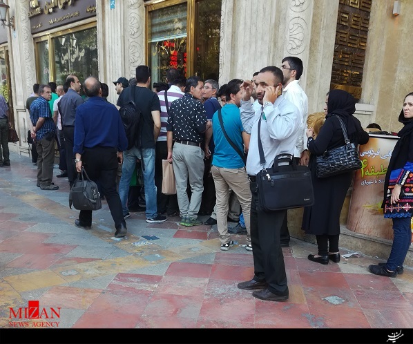خبرگزاری قوه قضائیه: قیمت دلار از تابلو صرافی&zwnj;ها حذف شد/ تشکیل صف برای خرید دلار (+عکس)