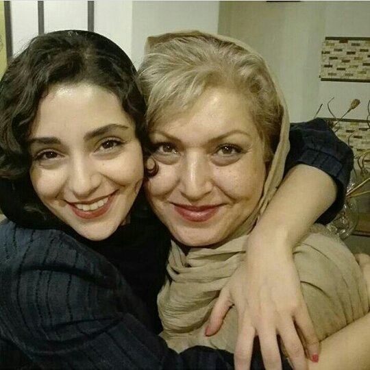 هستی مهدوی و مادرش در آغوش یکدیگر (عکس)
