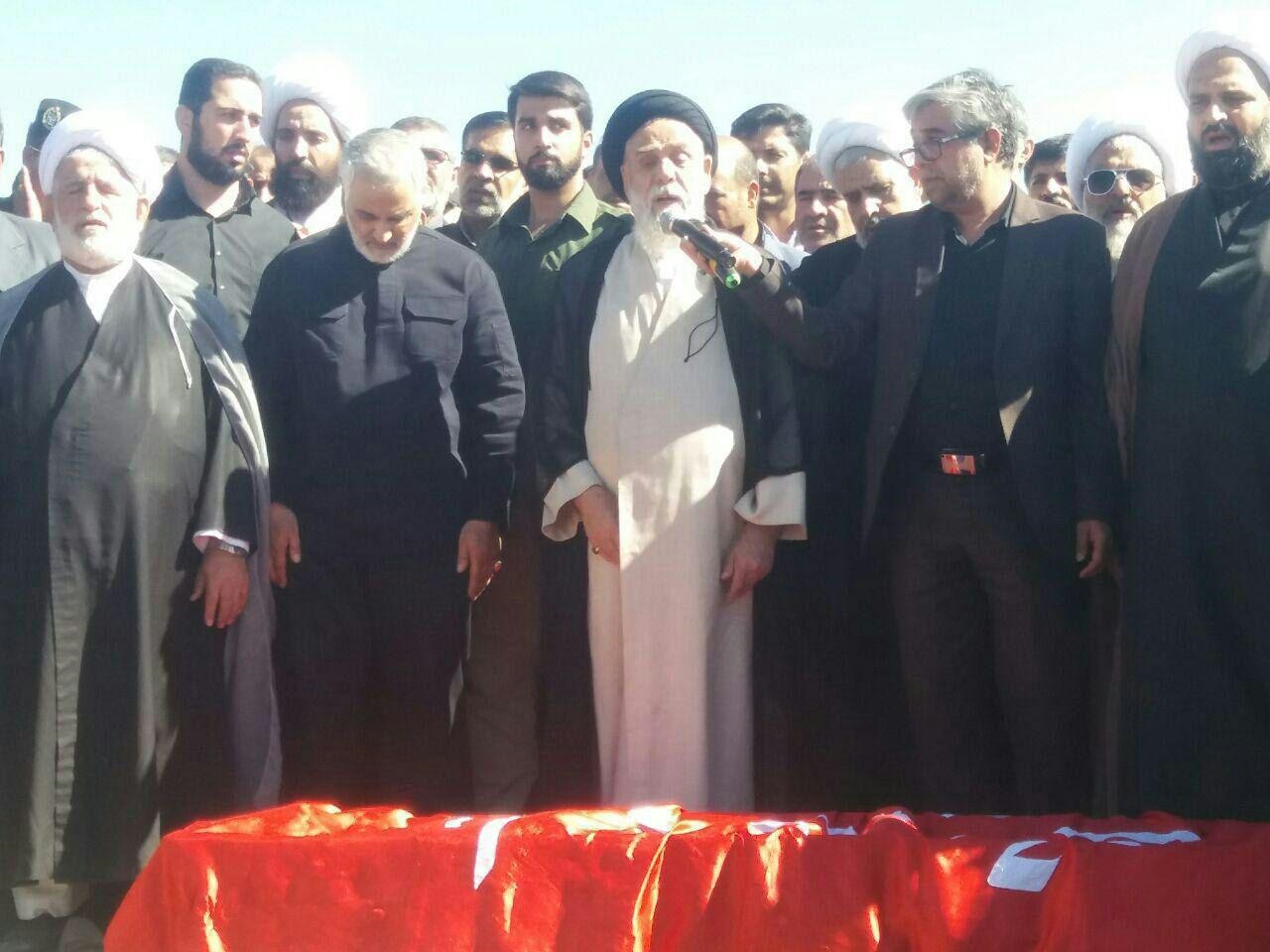 نماز سردار سلیمانی بر پیکر پدر (عکس)