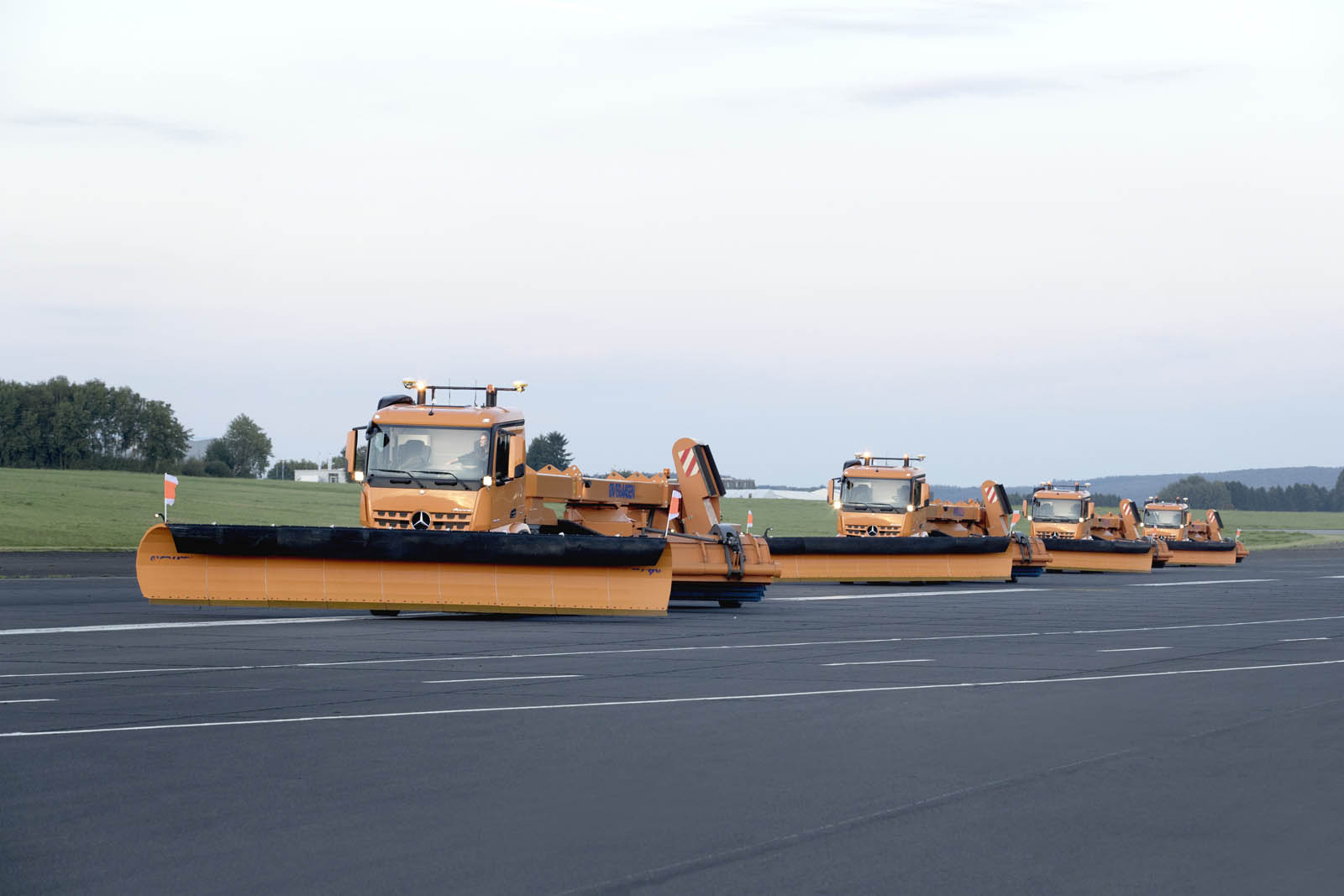 برف&zwnj;روب&zwnj;های خودران بنز در فرودگاه فرانکفورت