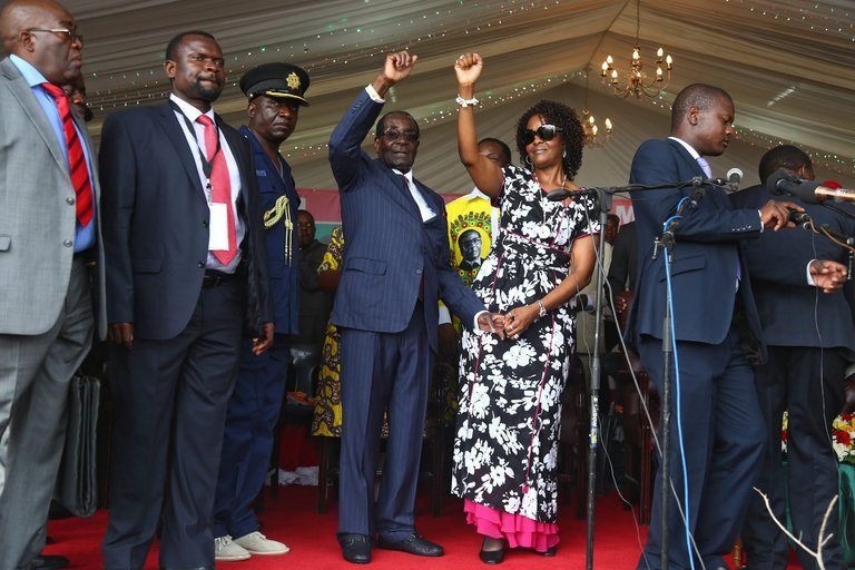 کودتا علیه پیرترین دیکتاتور دنیا / رابرت موگابه در بازداشت خانگی کودتا علیه پیرترین دیکتاتور دنیا / رابرت موگابه در بازداشت خانگی