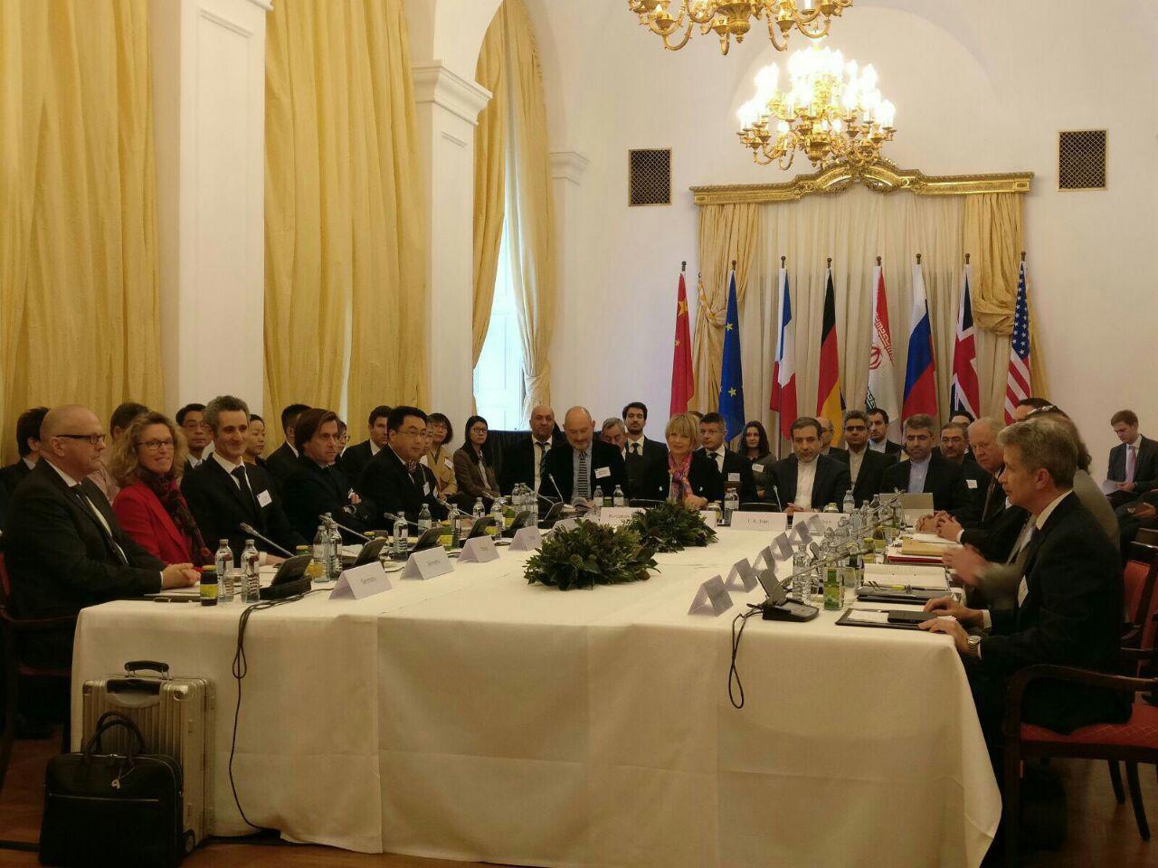 توقف جلسه برجام به دلیل پرچم ایران (عکس)