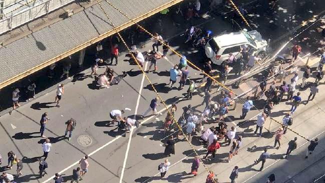 16 زخمی در پی ورود خودرو به میان عابران پیاده در ملبورن