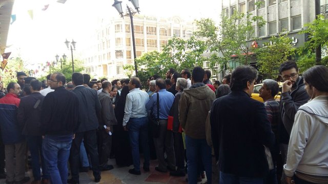 حال و هوای بازار ارز ساعاتی پس از اعلام تک نرخی شدن دلار/ دلار روی تابلوی صرافی&zwnj;ها: ۴۲۰۰ تومان (+عکس)