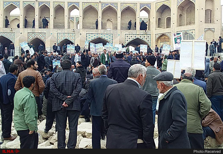 تجمع کشاورزان اصفهان در مقابل پل خواجو (+عکس) تجمع کشاورزان اصفهان در مقابل پل خواجو (+عکس)