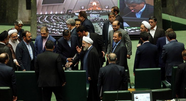 آغاز جلسه علنی مجلس با حضور رئیس جمهور/ تقدیم لایحه بودجه 98 در دستور کار