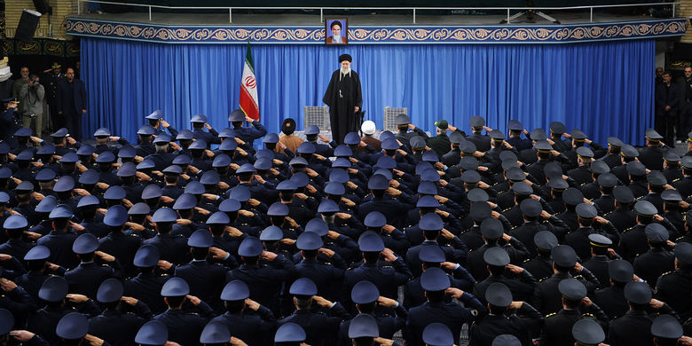 مقام معظم رهبری:  به اروپایی&zwnj;ها اعتماد نکنید/ در مذاکرات هسته&zwnj;ا&zwnj;ی هم گفتم آمریکا غیرقابل اعتماد است/ مخالفت با انجام حرکات ضدوحدت در راهپیمایی ۲۲بهمن/ ۲۲ بهمن جای تسویه حساب نیست