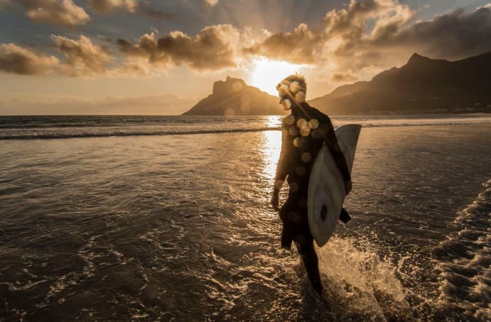 موج&zwnj;سواری به وقت غروب (عکس)