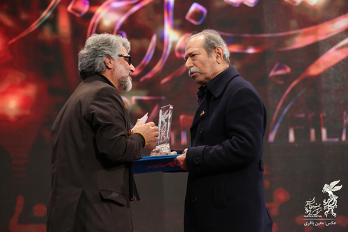 کپی ناشیانه حرکت اعتراضی مارلون براندو در اختتامیه جشنواره فجر توسط یک جوان کپی ناشیانه حرکت اعتراضی مارلون براندو در اختتامیه جشنواره فجر توسط یک جوان