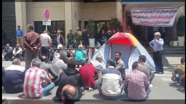 چادر زدن کارگران مقابل سازمان خصوصی&zwnj;سازی (+عکس)