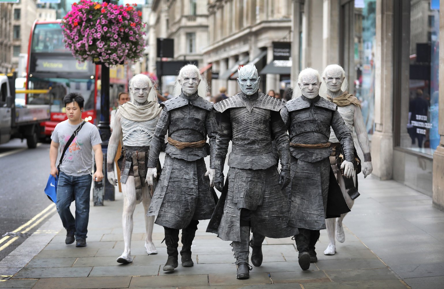 هیولاهای داعشی در پردیس کوروش/ الگو برداری از تبلیغ سریال بازی تاج و تخت! هیولاهای داعشی در پردیس کوروش/ الگو برداری از تبلیغ سریال بازی تاج و تخت!