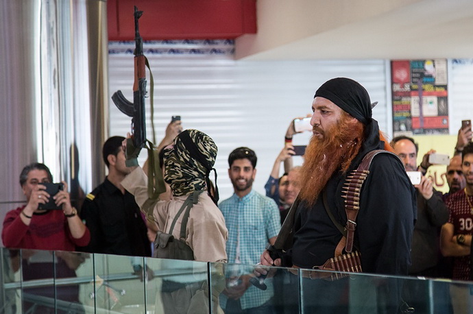 هیولاهای داعشی در پردیس کوروش/ الگو برداری از تبلیغ سریال بازی تاج و تخت! هیولاهای داعشی در پردیس کوروش/ الگو برداری از تبلیغ سریال بازی تاج و تخت!