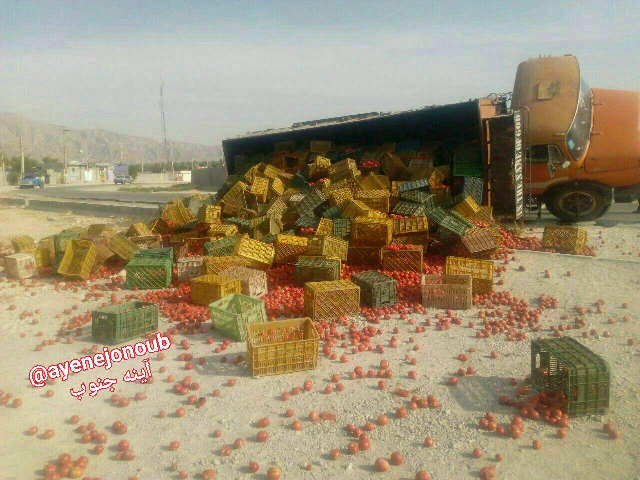 واژگونی کامیون حامل گوجه فرنگی (عکس)