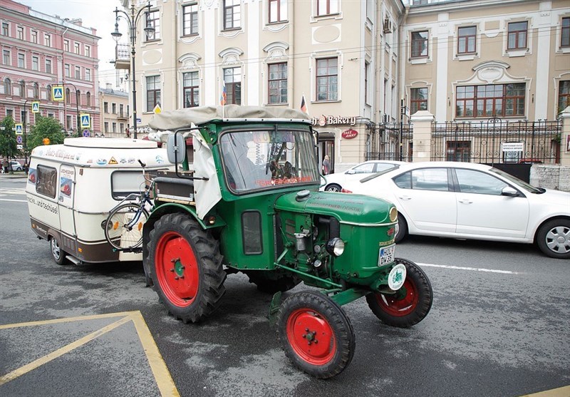 هوادار آلمانی با تراکتور به روسیه رفت (+عکس)