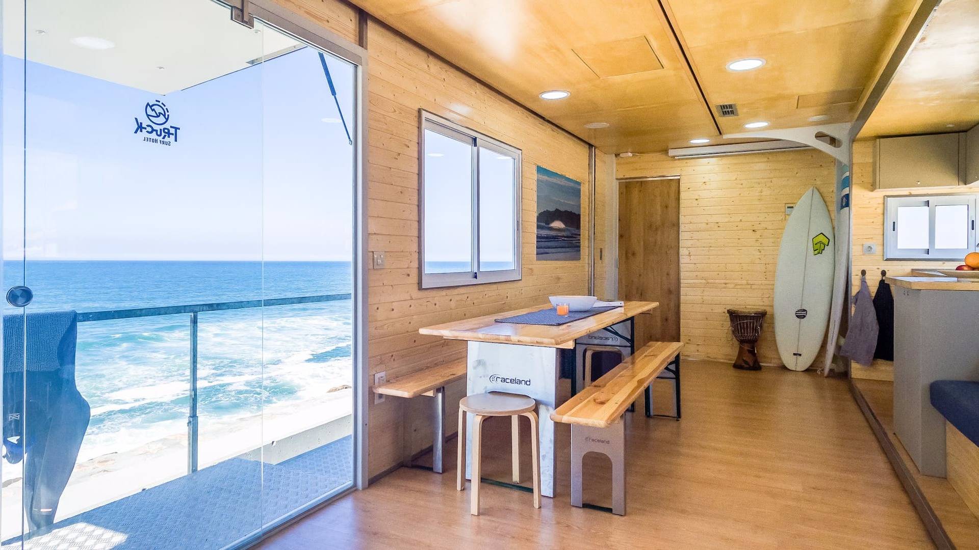 این بنز یک هتل دو طبقه لوکس است