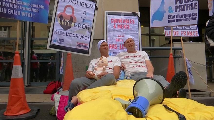 اعتراض افسران پلیس فرانسه با پیژامه (+عکس)