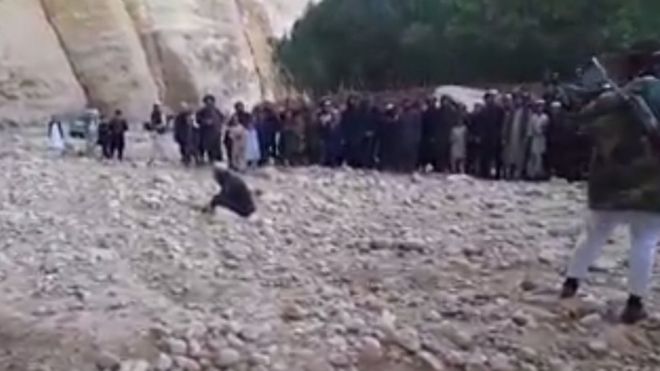 داعش یک مرد را در شمال افغانستان 'سنگسار کرد' (+عکس) داعش یک مرد را در شمال افغانستان 'سنگسار کرد' (+عکس)