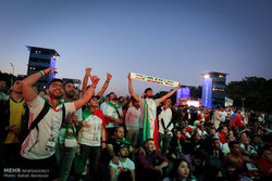 بازتاب سروصدای تماشاگران ایرانی مقابل هتل پرتغال در جهان/ سعی رونالدو در متقاعدکردن تماشاگران برای ترک محل