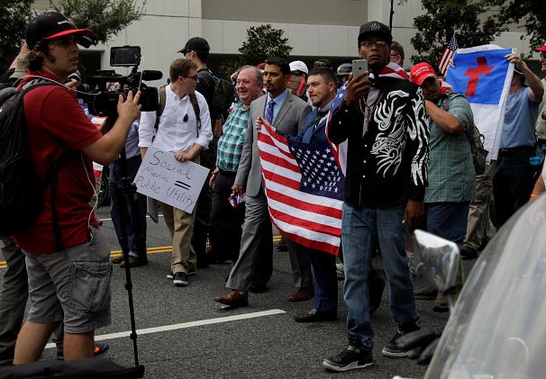 رویارویی مخالفان و موافقان سرسخت نژادپرستی در واشنگتن رویارویی مخالفان و موافقان سرسخت نژادپرستی در واشنگتن