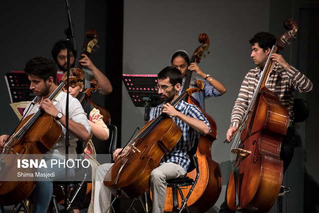 صدای نوازندگان به گوش رهبر نمیرسد! صدای نوازندگان به گوش رهبر نمیرسد!