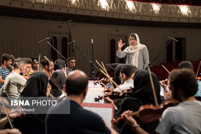 صدای نوازندگان به گوش رهبر نمیرسد! صدای نوازندگان به گوش رهبر نمیرسد!