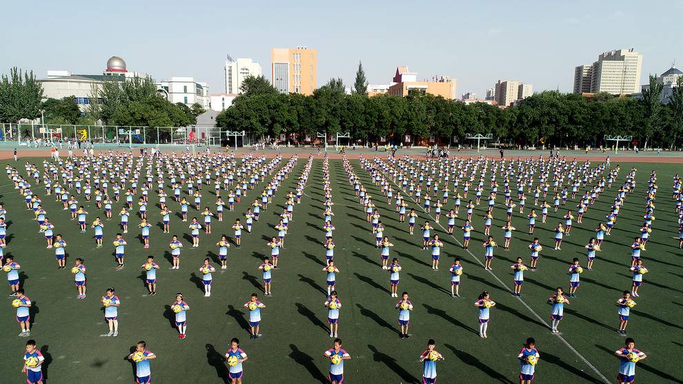 کلاس تمرین فوتبال در مدرسه&zwnj;ای ابتدایی در چین (عکس)