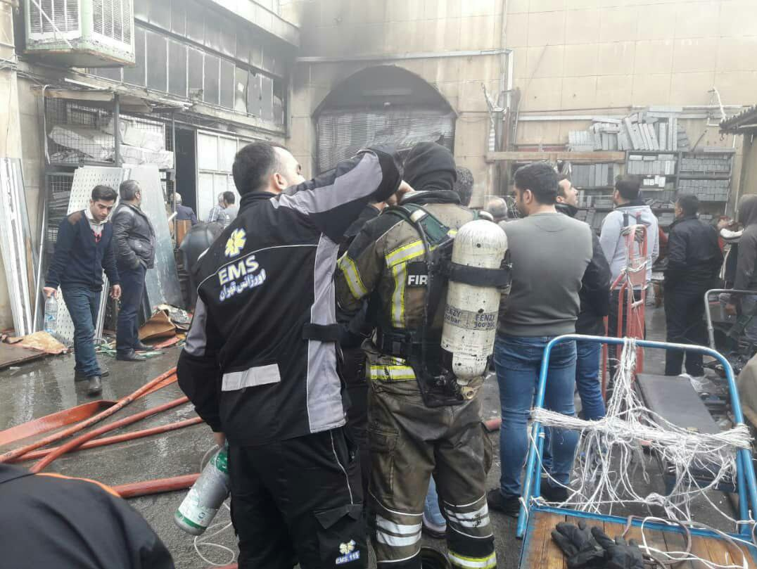 آتش سوزی گسترده انبار لوازم یدکی خودرو در تهران/ 13 مصدوم (+عکس)