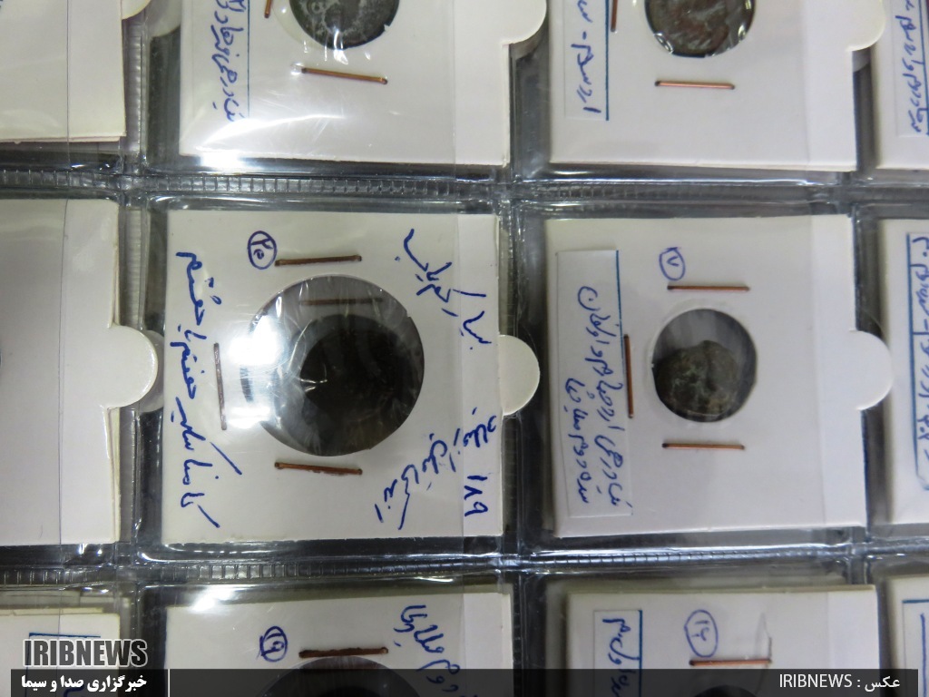 کشف سکههای تاریخی قاچاق در فرودگاه کیش (+عکس)/ یک زن دستگیر شد کشف سکههای تاریخی قاچاق در فرودگاه کیش (+عکس)/ یک زن دستگیر شد