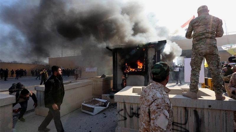 دومین روز تحصن معترضان عراقی در برابر سفارت آمریکا