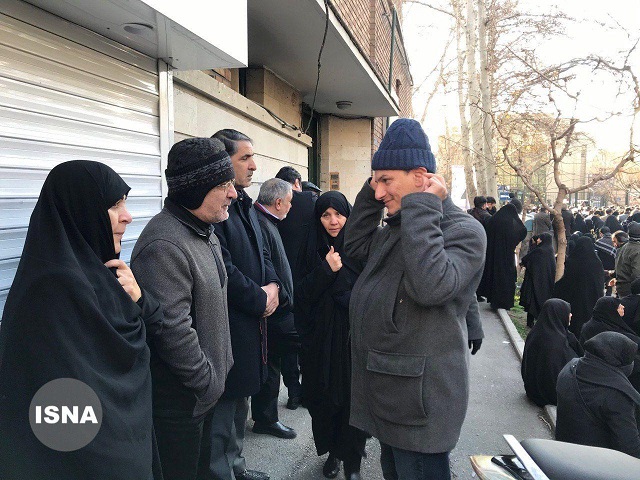 حضور مصطفی تاجزاده و فخرالسادات محتشمی&zwnj;پور در مراسم تشییع پیکر سردار سلیمانی (عکس)