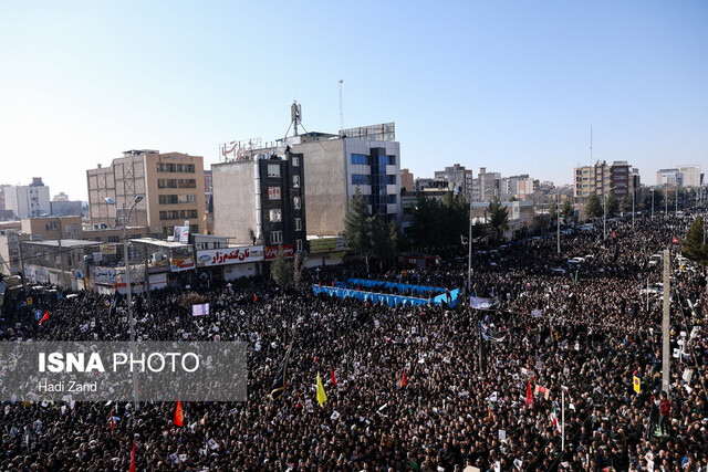 حضور مردم کرمان در مراسم تشییع شهید سردار سلیمانی حضور مردم کرمان در مراسم تشییع شهید سردار سلیمانی